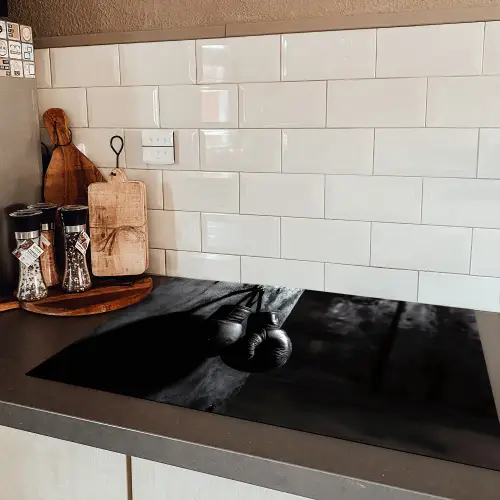 Bokshandschoenen - Muur - Duister - Zwart Inductie beschermer vinyl 3mm klein -sfeer3