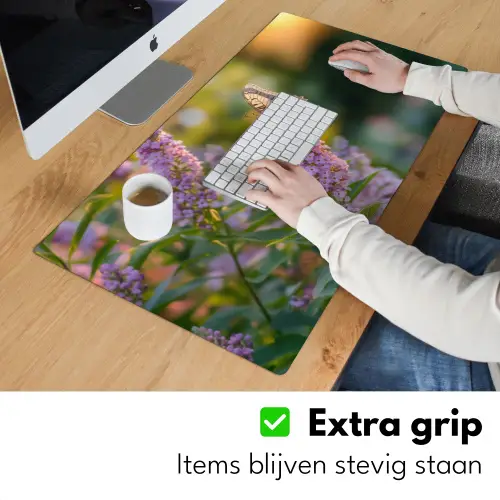 Sierlijke - Vlinder - Paarse - Bloemen Muismat XXL klein -sfeer3