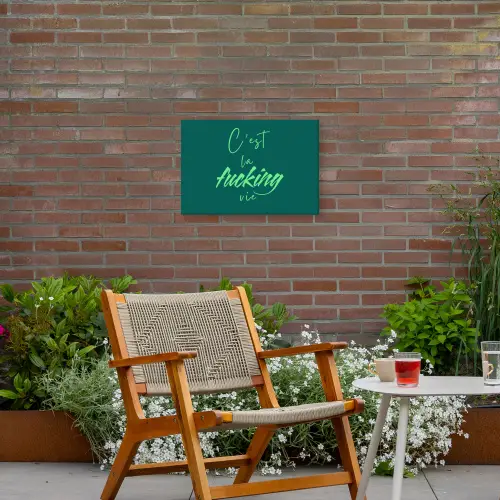 c'est la fucking vie - Groen - Handgeschreven Tuinposter op houten frame 2 cm dik klein -sfeer3