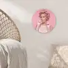 Vrouw - Roze - Parelketting - Krulspelden Wandcirkel kunststof plaat 5mm dik klein -sfeer5