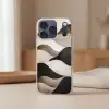 Golven - Abstract - Beige Telefoonhoesje iPhone 17 Pro klein -sfeer2