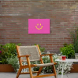 Smiley - Vrolijk - Roze Tuinposter op houten frame 2 cm dik klein -sfeer3