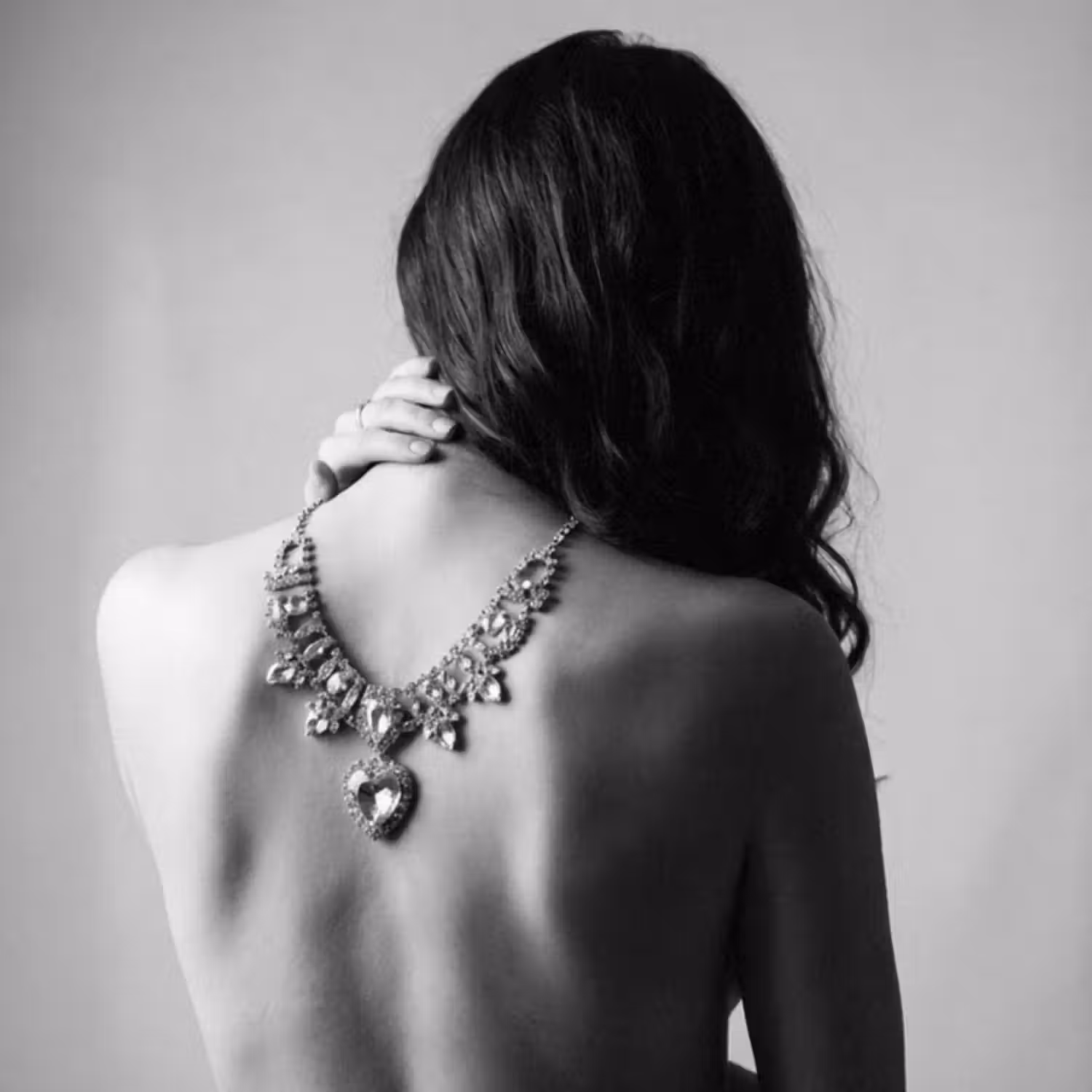 Behang - Vrouw - Ketting - Fashion - Zwart - Wit