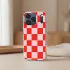 Schaakbord patroon - Rood - Roze - Blokjes Telefoonhoesje iPhone 17 Pro klein -sfeer2