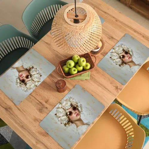 Schilderij - Vrouw - Zonnebril - Bloemenkrans Placemat vinyl groot -zzsfeer5_Kitchenyeah-website