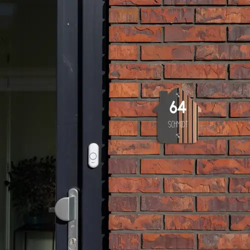 Hout en antraciet - Modern Naambord Huisje klein -sfeer2