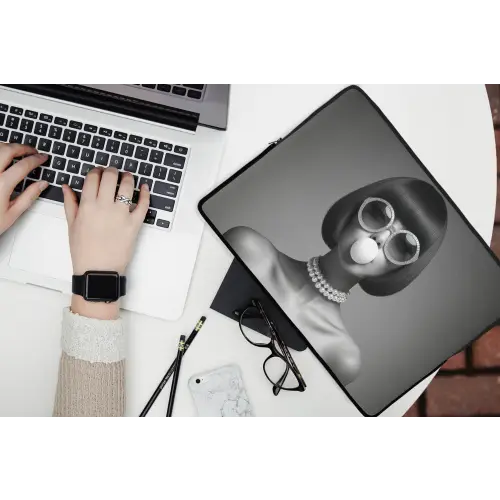 Vrouw - Zwart Wit - Ketting - Zonnebril laptophoes neopreen klein -bureau