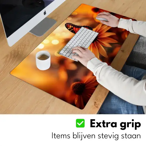 Vlinder - Bloemen - Oranje Muismat XXL klein -sfeer3