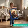 Leeuw met vlinders in bloemrijke jungle Kinderkoffer - Blauw klein -sfeer2_NL