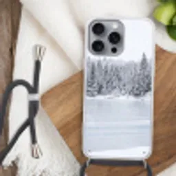Meer - Dennen - IJs - Winter - Rustgevend Hoesje iPhone 16 Pro Max met koord klein -sfeer4