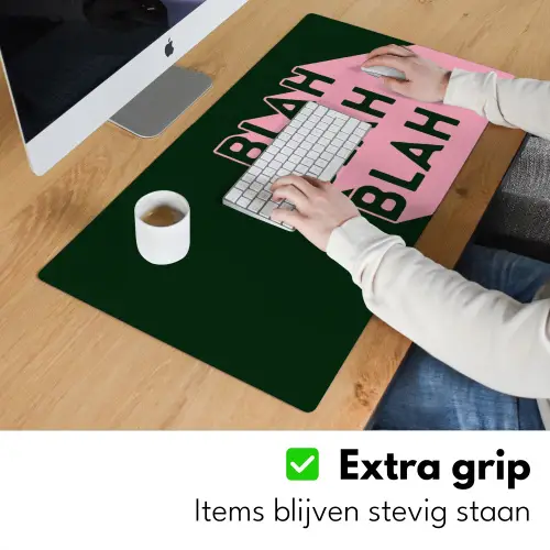 Donkergroen - Tekst - Schaduw - Grafisch Muismat XXL klein -sfeer3
