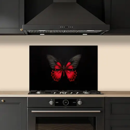 Vlinder - Rood - Contrast keuken achterwand spatscherm klein -sfeer1