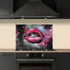 Lippen - Felroze - Graffiti - Verfstrepen keuken achterwand spatscherm klein -sfeer1