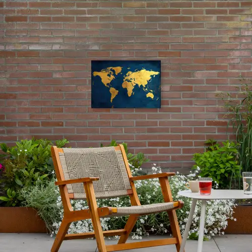 Wereldkaart - Goud - Donkerblauw Tuinposter op houten frame 2 cm dik klein -sfeer3