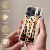Giraffen - Cartoon - Crème Telefoonhoesje iPhone 17 Pro klein -sfeer3_NL
