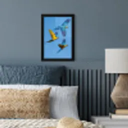 Papagaai - Vliegen - Blauw - Geel fotolijst zwart zonder passe partout klein -sfeer3