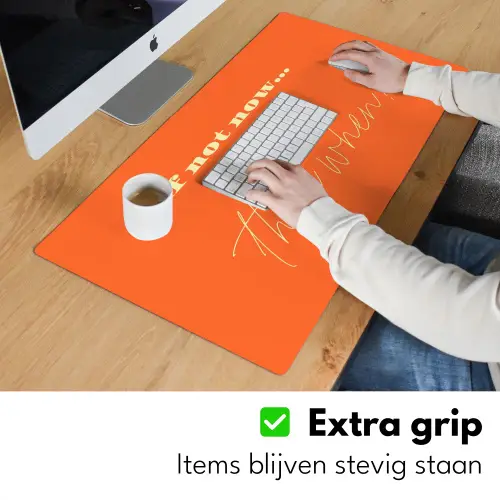 If not now then when - Oranje - Geel - Levendig Muismat XXL klein -sfeer3