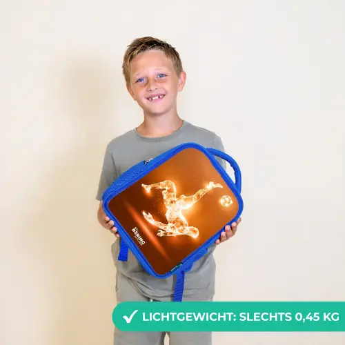 Oranje lichtvoetballer in zweefmoment Kinderrugzak - Blauw middel -sfeer1_NL