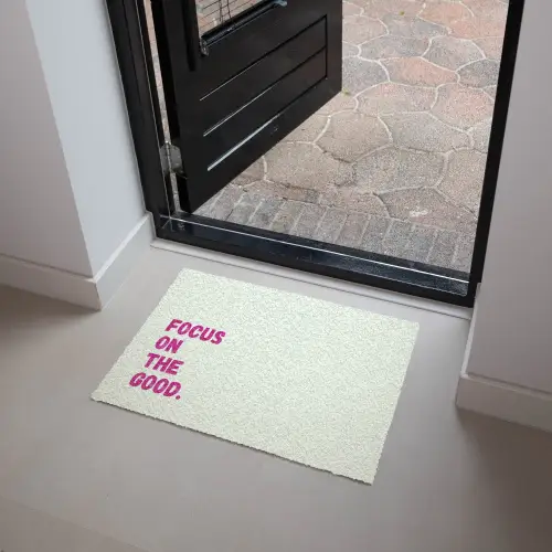 Focus on the good - Beige - Roze Deurmat klein -sfeer5