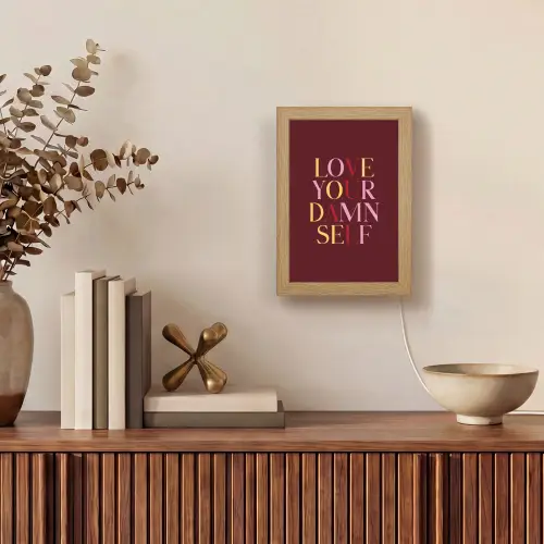 Love your damn self - Kleurrijk - Bordeaux Light Box met kabel (Tafellamp) klein -sfeer2