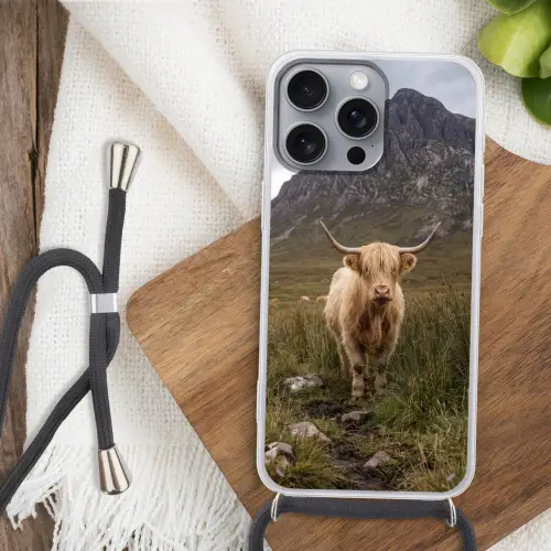 Schotse hooglander - Bergen - Grasveld Hoesje iPhone 16 Pro Max met koord klein -sfeer4