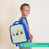 Beige retro raceauto op groen achtergrond Kinderrugzak - Blauw middel -sfeer3_NL