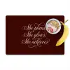 She plans she glows she achieves - Rood - Cursief Placemat vinyl groot -zzzproduct_Kitchenyeah-website