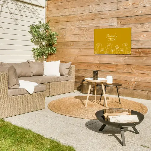 Mama's Tuin op Gele Achtergrond Tuinposter op houten frame 2 cm dik klein -sfeer2