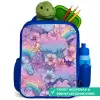 Illustratie van wolken, regenbogen en bloemen Kinderrugzak - Blauw middel -inhoud_NL