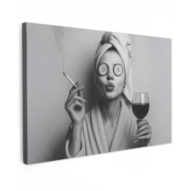 Buiten canvas - Vrouw - Masker - Wijn - Sigaret