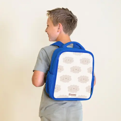Vrolijke wolkjes met gezichtjes op crèmekleurige achtergrond Kinderrugzak - Blauw middel -sfeer2