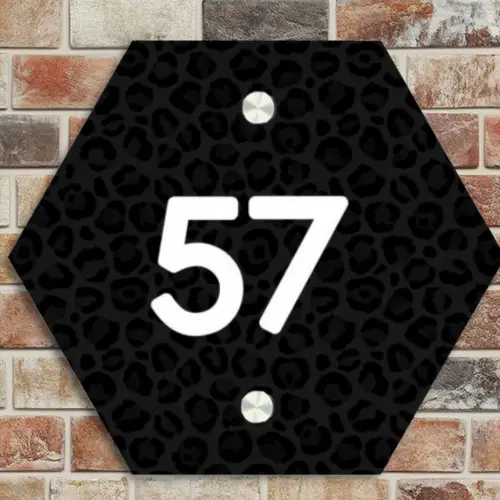 Zwart panterprint - Traditioneel Naambord Hexagon klein -sfeer2