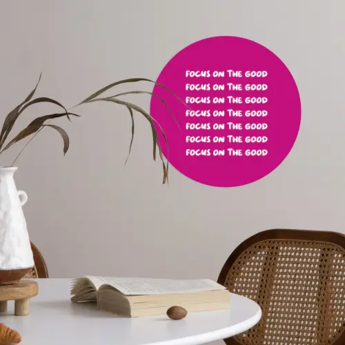 Focus on the good - Roze - wit Wandcirkel behangsticker klein -sfeer3