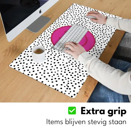 Smiley - Roze - Stippen Muismat XXL klein -sfeer3