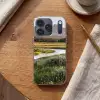 Berglandschap - Rivier - Bos Telefoonhoesje iPhone 17 Pro klein -sfeer1