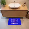 Blauw - Daddy's - Blokletters Badmat klein -sfeer1