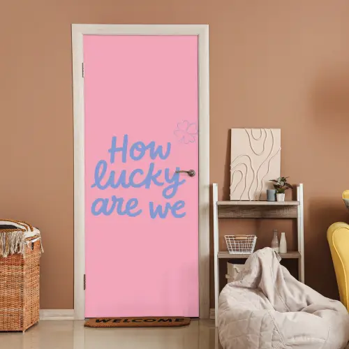 How lucky are we - Klavervier - Roze - Blauw deurposter klein -sfeer1