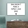 Engelse quote "DNA doesn't make a family, love does" met een hartje op een witte achtergrond canvas 2cm klein -sfeer4