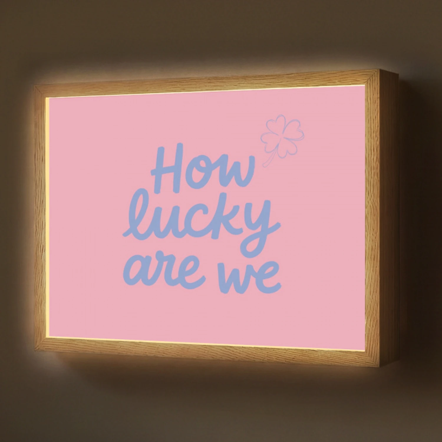 How lucky are we - Klavervier - Roze - Blauw Light Box met batterij (Wandlamp) middel -z3d_website