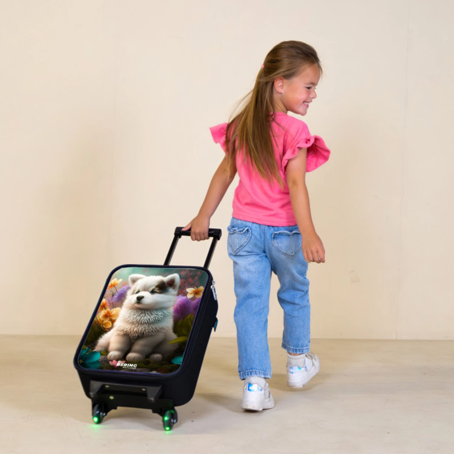 Witte puppy in een bloemenweide Kinderkoffer - Zwart klein -sfeer1