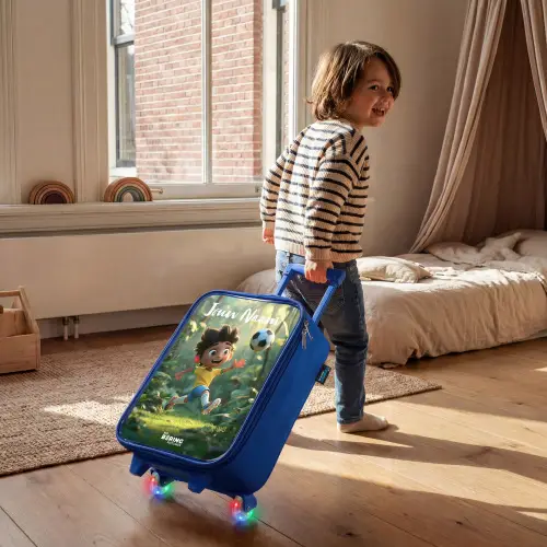 Jongen - Voetbal - Bos - Bomen Kinderkoffer - Blauw klein -sfeer1