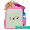 Beige retro raceauto op groene stippen achtergrond Kinderrugzak - Roze middel -inhoud_NL