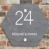 Grijze natuursteen - Klassiek Naambord Hexagon klein -sfeer2