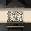 Klassiek - Botanisch - Zwart - Beige keuken achterwand spatscherm klein 900 -sfeer1