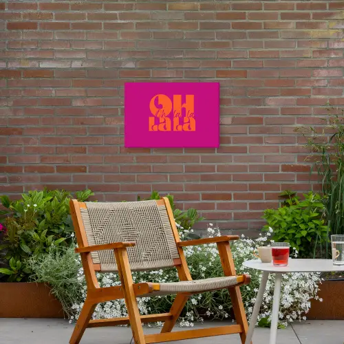 Oh la la - Roze - Oranje - Gestapelde letters Tuinposter op houten frame 2 cm dik klein -sfeer3