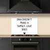 Engelse quote "DNA doesn't make a family, love does" met een hartje op een witte achtergrond keuken achterwand spatscherm klein -sfeer1