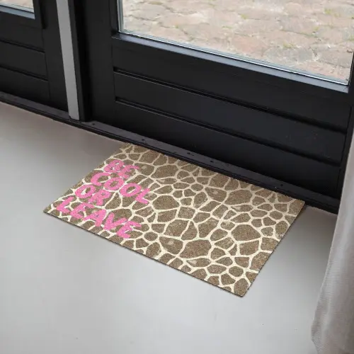 Tekst - Be cool or leave - Roze - Giraffenprint Deurmat klein -sfeer2