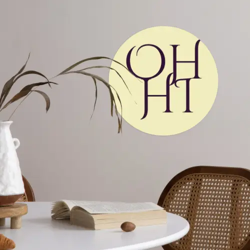 Oh hi - Geel - Monogram Wandcirkel behangsticker klein -sfeer3