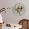 Schilderij - Vrouw - Zonnebril - Bloemenkrans Akoestische PET Vilt - Rond klein -sfeer3