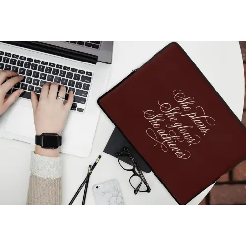 She plans she glows she achieves - Rood - Cursief laptophoes neopreen klein -bureau